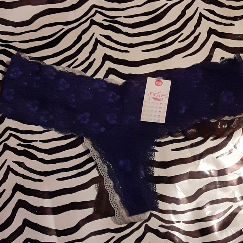 UNDIES LACE THONG  3 PAIR